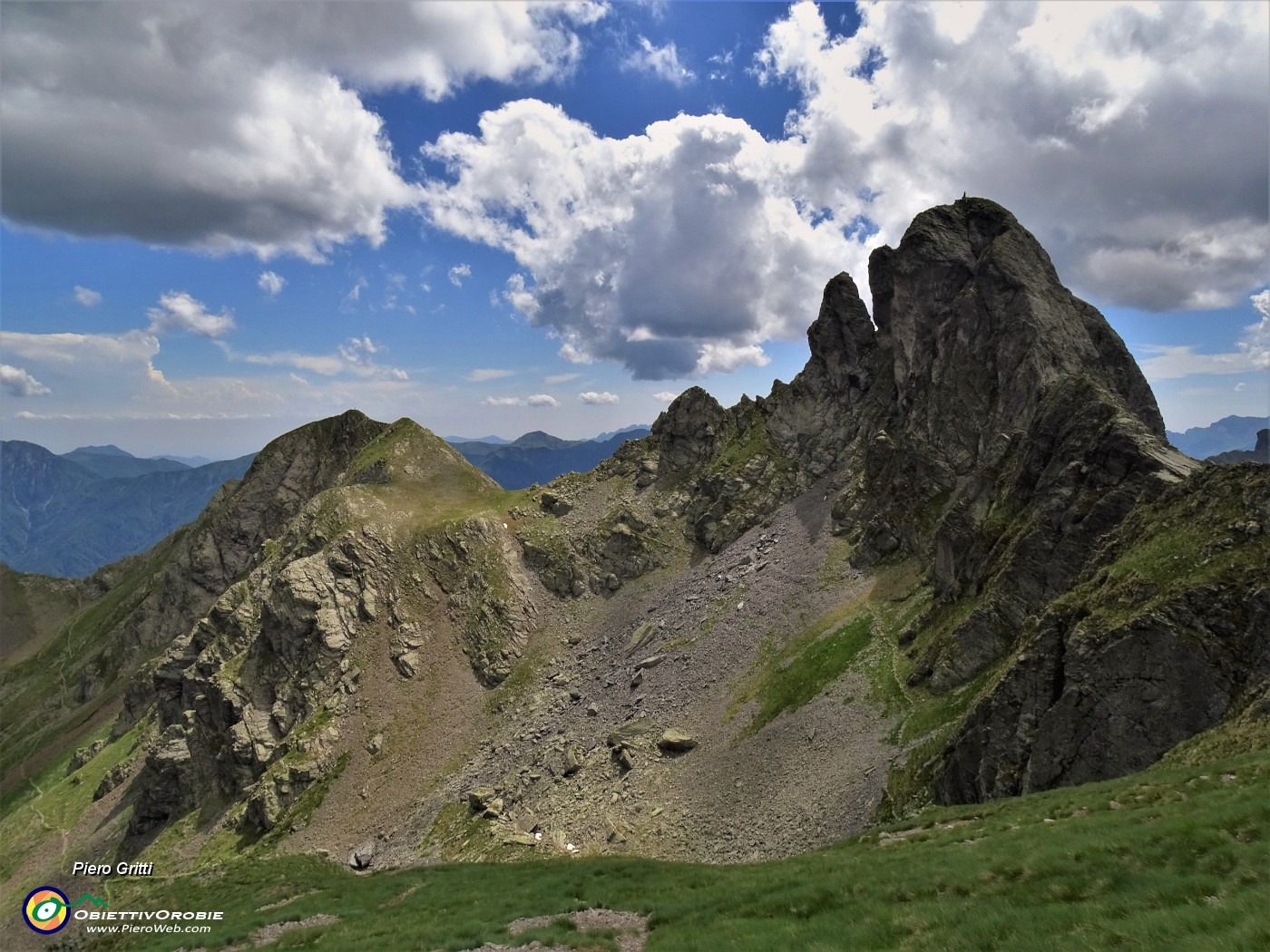 52 Spettacolare vista del Valletto (2372 m) versante sud con a sx Quota 2309.JPG